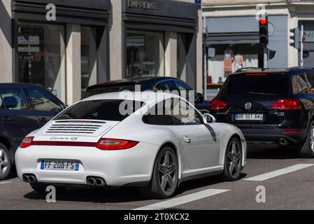Der weiße Porsche 997 Carrera 4S hielt an einer roten Ampel an Stockfoto