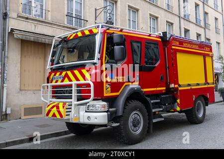 Feuerwehrauto Renault Trucks D15 parkt auf einer Straße Stockfoto