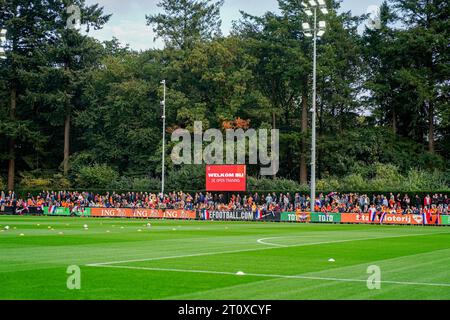 Zeist, Niederlande. Oktober 2023. ZEIST, NIEDERLANDE - 9. OKTOBER: Fans und Unterstützer der niederländischen Nationalmannschaft Oranje Elftal während eines Trainings der niederländischen Fußballmannschaft für Herren auf dem KNVB Campus am 9. Oktober 2023 in Zeist, Niederlande (Foto: Rene Nijhuis/Orange Pictures) Credit: Orange Pics BV/Alamy Live News Stockfoto