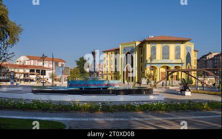 Kutahya, Türkei. 25. September 2023. Das berühmte Symbol der Kütahya Vase Statue, Uhrenturm und historisches Gebäude der Gouvernante. Stockfoto