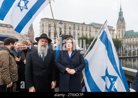 Hamburg, Deutschland. Oktober 2023. Hamburgs Staatsrabbiner Shlomo Bistritzky und die Hamburger Wissenschaftssenatorin Katharina Fegebank (Bündnis 90/die Grüne) stehen bei einer Solidaritätskundgebung für Israel nebeneinander. Quelle: Markus Scholz/dpa/Alamy Live News Stockfoto