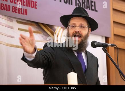 Berlin, Deutschland. Oktober 2023. Rabbiner Yehuda Teichtal spricht beim Gedenken und Solidaritätsgebet für Israel in der Synagoge an der Münsterschen Straße. Quelle: Monika Skolimowska/dpa/Alamy Live News Stockfoto