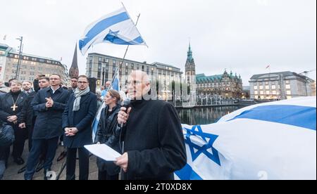 Hamburg, Deutschland. Oktober 2023. Hamburgs Bürgermeister Peter Tschentscher (SPD) spricht Seite an Seite auf einer Solidaritätskundgebung für Israel. Quelle: Markus Scholz/dpa/Alamy Live News Stockfoto