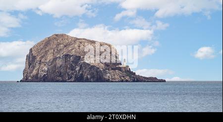 Bass Rock and Lighthouse and Gannet Colony in Firth of Forth, vor der Küste von North Berwick, East Lothian, Schottland am 28. September 2023 Stockfoto