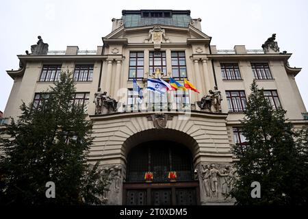 Prag, Tschechische Republik. Oktober 2023. Das Prager Rathaus setzte am 9. Oktober 2023 die israelische Flagge auf. Israelische Flaggen wurden an den Gebäuden der Regierungsbüros in der Tschechischen Republik gehisst, um ihre Unterstützung für Israel zu zeigen, und an einigen Orten tauchten sie bereits am Wochenende auf, als bewaffnete der palästinensischen radikalen Bewegung Hamas Israel Angriff. Quelle: Ondrej Deml/CTK Photo/Alamy Live News Stockfoto