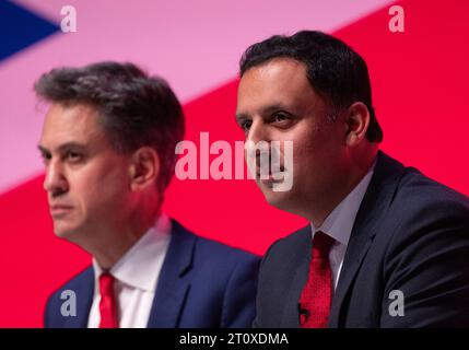 Liverpool, Großbritannien. Oktober 2023. (R) Anas Sarwar (Vorsitzender der Scottish Labour Party) und (r) Ed Miliband auf dem obersten Tisch der Labour-Konferenz 2023. Liverpool . UK . Quelle: GaryRobertsphotography/Alamy Live News Stockfoto