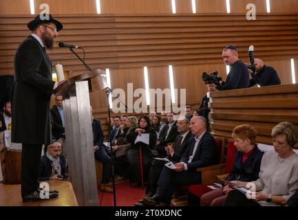 Berlin, Deutschland. Oktober 2023. Rabbiner Yehuda Teichtal (l) spricht in der Synagoge an der Münsterschen Straße beim Gedenken und Solidarität für Israel. Quelle: Monika Skolimowska/dpa/Alamy Live News Stockfoto