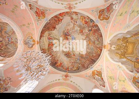 Decke und Kronleuchter der St. Peter St. Paul Kirche. Joseph Schmuzer leitete den Bau der Kirche. Die Decken- und Wandfresken stammen von Matt Stockfoto
