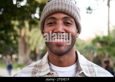 Porträt eines multirassischen Mannes, der lächelt und in die Kamera schaut. Stockfoto