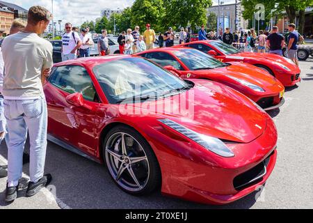 Liepaja, Lettland, 20. Juli 2023: Europäische Ferrari-Autobesitzer-Veranstaltung und öffentliche Automobilausstellung, Ferrari 458 Italia im Vordergrund Stockfoto