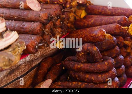 Es gibt rohe Räucherwürste auf dem Markt. Nahaufnahme. Stockfoto