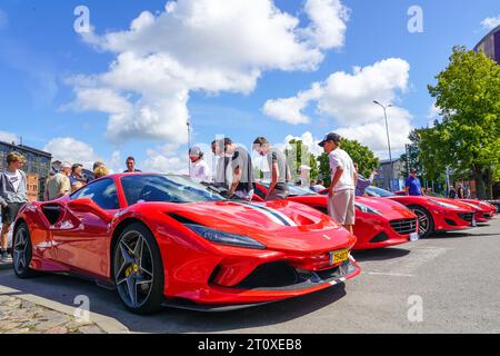 Liepaja, Lettland, 20. Juli 2023: Europäische Ferrari-Autobesitzer-Veranstaltung und öffentliche Automobilausstellung, Ferrari F8 Tributo im Vordergrund Stockfoto