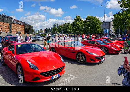 Liepaja, Lettland, 20. Juli 2023: Europäische Ferrari-Autobesitzer-Veranstaltung und öffentliche Automobilausstellung, Ferrari Calofornia F149 im Vordergrund Stockfoto