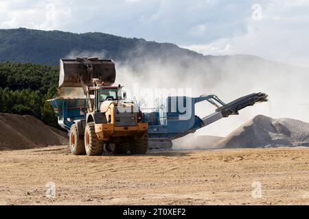 Arbeitsmaschine auf dem Steinbruchgelände Stockfoto