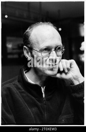 PAUL LAVERTY, DREHBUCHAUTOR, 1998: Drehbuchautor Paul Laverty bei einem Filmfestival in Cardiff, Wales, Großbritannien, um im August 1998 für den Film My Name Is Joe zu werben. Bild: Rob Watkins. INFO: Paul Laverty ist ein schottischer Drehbuchautor, der für seine Zusammenarbeit mit dem Filmemacher Ken Loach bekannt ist. Seine sozial bewussten Drehbücher, darunter die für Filme wie „The Wind That Shakes the Barley“ und „I, Daniel Blake“, beschäftigen sich oft mit politischen und Menschenrechtsfragen und verdienen kritische Anerkennung und Auszeichnungen. Stockfoto