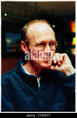 PAUL LAVERTY, DREHBUCHAUTOR, 1998: Drehbuchautor Paul Laverty bei einem Filmfestival in Cardiff, Wales, Großbritannien, um im August 1998 für den Film My Name Is Joe zu werben. Bild: Rob Watkins. INFO: Paul Laverty ist ein schottischer Drehbuchautor, der für seine Zusammenarbeit mit dem Filmemacher Ken Loach bekannt ist. Seine sozial bewussten Drehbücher, darunter die für Filme wie „The Wind That Shakes the Barley“ und „I, Daniel Blake“, beschäftigen sich oft mit politischen und Menschenrechtsfragen und verdienen kritische Anerkennung und Auszeichnungen. Stockfoto