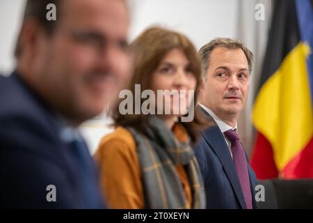 Brüssel, Belgien Oktober 2023. Premierminister Alexander de Croo (R) wird während einer Pressekonferenz im Anschluss an die Verhandlungen über den Haushalt 2024 der Bundesregierung am Montag, den 09. Oktober 2023 in Brussel dargestellt. BELGA PHOTO JONAS ROOSENS Credit: Belga News Agency/Alamy Live News Stockfoto