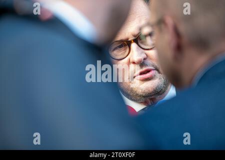 Brüssel, Belgien Oktober 2023. Justizminister Vincent Van Quickenborne spricht vor einer Pressekonferenz im Anschluss an die Verhandlungen über den Haushaltsplan 2024 der Bundesregierung am Montag, den 09. Oktober 2023 in Brussel mit der Presse. BELGA PHOTO JONAS ROOSENS Credit: Belga News Agency/Alamy Live News Stockfoto