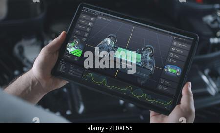 Männlicher Automobilingenieur hält einen digitalen Tablet-Computer, auf dem die Echtzeit-Autodiagnose oder -Entwicklung auf dem Bildschirm angezeigt wird. 3D-Rendering des Programms mit einem virtuellen 3D-Elektrofahrzeug-Prototyp. Stockfoto