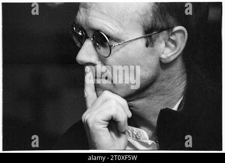 PAUL LAVERTY, DREHBUCHAUTOR, 1998: Drehbuchautor Paul Laverty bei einem Filmfestival in Cardiff, Wales, Großbritannien, um im August 1998 für den Film My Name Is Joe zu werben. Bild: Rob Watkins. INFO: Paul Laverty ist ein schottischer Drehbuchautor, der für seine Zusammenarbeit mit dem Filmemacher Ken Loach bekannt ist. Seine sozial bewussten Drehbücher, darunter die für Filme wie „The Wind That Shakes the Barley“ und „I, Daniel Blake“, beschäftigen sich oft mit politischen und Menschenrechtsfragen und verdienen kritische Anerkennung und Auszeichnungen. Stockfoto