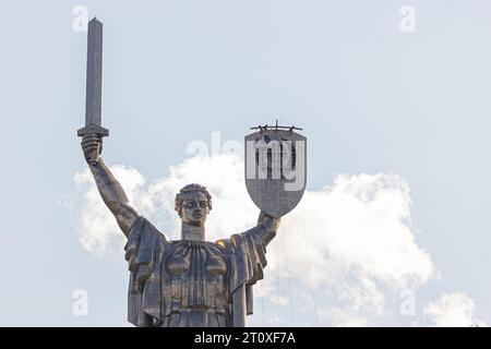 Kiew, Ukraine - 1. August 2023: Ein Blick auf das Mutterland-Denkmal nach Entfernung des sowjetischen Wappens und Vorbereitung der Installation des Wappens Stockfoto