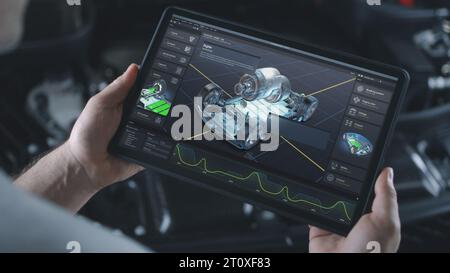 Männlicher Automobilingenieur hält einen digitalen Tablet-Computer, auf dem die Echtzeit-Autodiagnose oder -Entwicklung auf dem Bildschirm angezeigt wird. 3D-Rendering des Programms mit einem virtuellen 3D-Elektrofahrzeug-Prototyp. Stockfoto