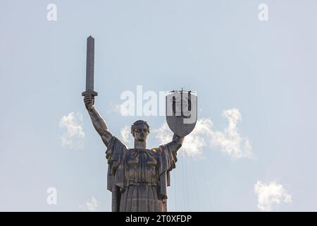 Kiew, Ukraine - 1. August 2023: Ein Blick auf das Mutterland-Denkmal nach Entfernung des sowjetischen Wappens und Vorbereitung der Installation des Wappens Stockfoto