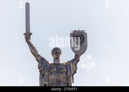 Kiew, Ukraine - 1. August 2023: Ein Blick auf das Mutterland-Denkmal nach Entfernung des sowjetischen Wappens und Vorbereitung der Installation des Wappens Stockfoto