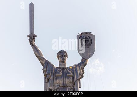 Kiew, Ukraine - 1. August 2023: Ein Blick auf das Mutterland-Denkmal nach Entfernung des sowjetischen Wappens und Vorbereitung der Installation des Wappens Stockfoto