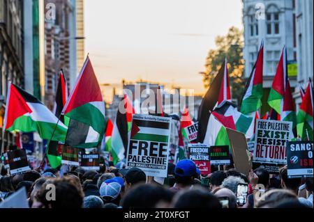 London, Großbritannien. Oktober 2023. Palästina protestiert vor der israelischen Botschaft in Kensington. Die große Menschenmenge reagiert auf den jüngsten Ausbruch der Gewalt und die israelische Reaktion im Gazastreifen. Der Protest wurde von der Palästinensischen Solidaritätskampagne UK und Friends of Al Aqsa organisiert. Guy Bell/Alamy Live News Stockfoto