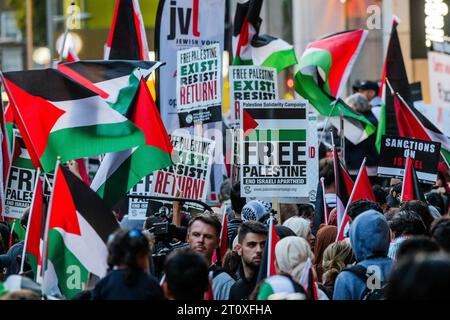 London, Großbritannien. Oktober 2023. Palästina protestiert vor der israelischen Botschaft in Kensington. Die große Menschenmenge reagiert auf den jüngsten Ausbruch der Gewalt und die israelische Reaktion im Gazastreifen. Der Protest wurde von der Palästinensischen Solidaritätskampagne UK und Friends of Al Aqsa organisiert. Guy Bell/Alamy Live News Stockfoto