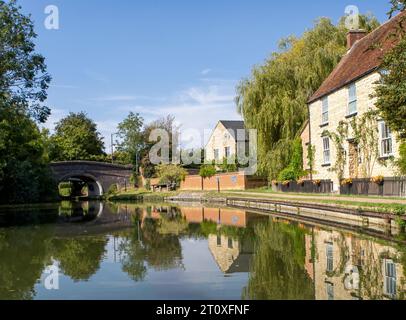 Der Grand Union Canal, Milton Keynes. Brücke Nr. 77 Linford Wharf Bridge, die den Marsh Drive über den Kanal führt. Stockfoto