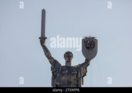 Kiew, Ukraine - 1. August 2023: Ein Blick auf das Mutterland-Denkmal nach Entfernung des sowjetischen Wappens und Vorbereitung der Installation des Wappens Stockfoto