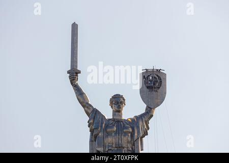 Kiew, Ukraine - 1. August 2023: Ein Blick auf das Mutterland-Denkmal nach Entfernung des sowjetischen Wappens und Vorbereitung der Installation des Wappens Stockfoto