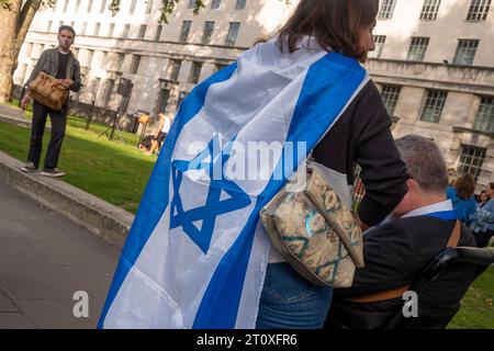 Whitehall, London. Oktober 2023. Israelische Mahnwache. Hunderte von Menschen versammeln sich zur Unterstützung Israels nach dem barbarischen Angriff der Hamas am Samstag, den 7. Oktober 2023, während eines jüdischen Festes und des Sabbat. Mehr als 100 Menschen wurden als Geiseln genommen und 260 Jugendliche wurden bei einem Musikfestival in der Wüste nahe der Grenze zu Israel getötet. Quelle: Rena Pearl/Alamy Live News Stockfoto