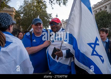 Whitehall, London. Oktober 2023. Israelische Mahnwache. Hunderte von Menschen versammeln sich zur Unterstützung Israels nach dem barbarischen Angriff der Hamas am Samstag, den 7. Oktober 2023, während eines jüdischen Festes und des Sabbat. Mehr als 100 Menschen wurden als Geiseln genommen und 260 Jugendliche wurden bei einem Musikfestival in der Wüste nahe der Grenze zu Israel getötet. Quelle: Rena Pearl/Alamy Live News Stockfoto