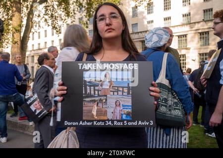 Whitehall, London. Oktober 2023. Israelische Mahnwache. Hunderte von Menschen versammeln sich zur Unterstützung Israels nach dem barbarischen Angriff der Hamas am Samstag, den 7. Oktober 2023, während eines jüdischen Festes und des Sabbat. Mehr als 100 Menschen wurden als Geiseln genommen und 260 Jugendliche wurden bei einem Musikfestival in der Wüste nahe der Grenze zu Israel getötet. Quelle: Rena Pearl/Alamy Live News Stockfoto