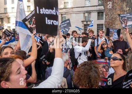 Whitehall, London. Oktober 2023. Israelische Mahnwache. Hunderte von Menschen versammeln sich zur Unterstützung Israels nach dem barbarischen Angriff der Hamas am Samstag, den 7. Oktober 2023, während eines jüdischen Festes und des Sabbat. Mehr als 100 Menschen wurden als Geiseln genommen und 260 Jugendliche wurden bei einem Musikfestival in der Wüste nahe der Grenze zu Israel getötet. Quelle: Rena Pearl/Alamy Live News Stockfoto