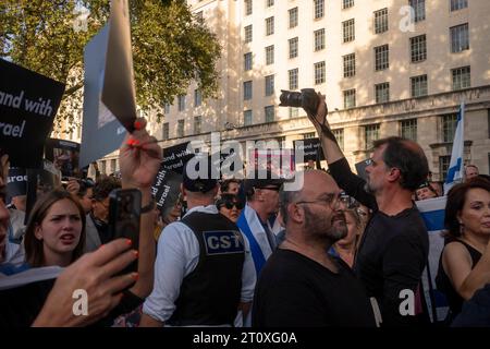 Whitehall, London. Oktober 2023. Israelische Mahnwache. Hunderte von Menschen versammeln sich zur Unterstützung Israels nach dem barbarischen Angriff der Hamas am Samstag, den 7. Oktober 2023, während eines jüdischen Festes und des Sabbat. Mehr als 100 Menschen wurden als Geiseln genommen und 260 Jugendliche wurden bei einem Musikfestival in der Wüste nahe der Grenze zu Israel getötet. Quelle: Rena Pearl/Alamy Live News Stockfoto