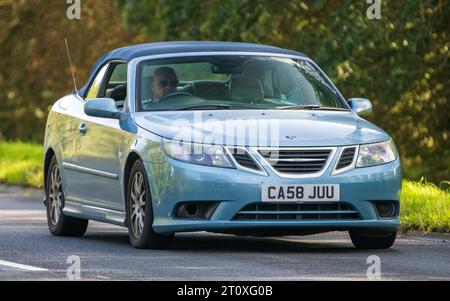 Milton Keynes, Großbritannien - 26. September 2023: 2009 blauer Dieselmotor Saab 9-3 Auto fährt auf einer englischen Straße Stockfoto