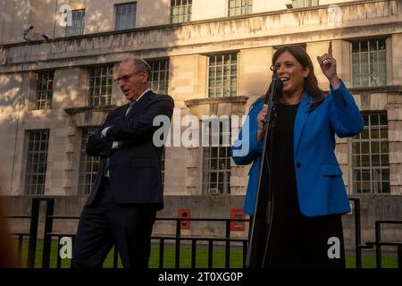 Whitehall, London. Oktober 2023. Der israelische Botschafter im Vereinigten Königreich, Tzipi Hotovely, spricht an die Menschenmassen, die sich bei der Mahnwache für Israel versammeln, um Israel nach dem barbarischen Angriff der Hamas am Samstag, den 7. Oktober 2023, während eines jüdischen Festes und des Sabbat zu unterstützen. Mehr als 100 Menschen wurden als Geiseln genommen und 260 Jugendliche wurden bei einem Musikfestival in der Wüste nahe der Grenze zu Israel getötet. Quelle: Rena Pearl/Alamy Live News Stockfoto