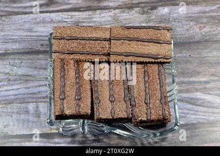 Schokoladen-Schwammkuchen, Kakaoschicht-Kuchen gefüllte Creme-Kuchen gefüllte Creme-Vanillegeschmack, köstliche Leckerli Dessert-Kuchen für Kinder und zum Tee, schnell Stockfoto