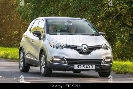 Milton Keynes, Großbritannien - 26. September 2023: 2015 silberner Dieselmotor Renault Captur Auto fährt auf einer englischen Straße Stockfoto