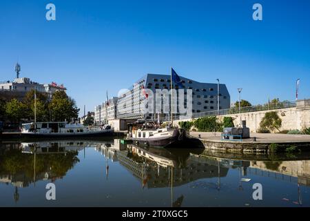 Marne-Rhein-Kanal mit Bürogebäude Quai Ouest (Nancy/Frankreich) Stockfoto