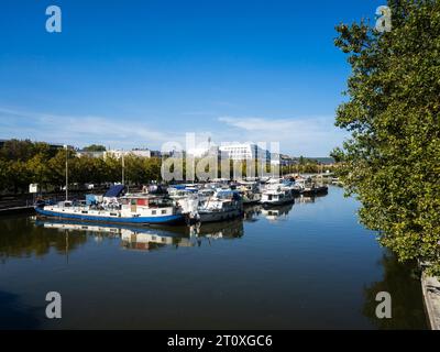 Marne-Rhein-Kanal mit Bürogebäude Quai Ouest (Nancy/Frankreich) Stockfoto