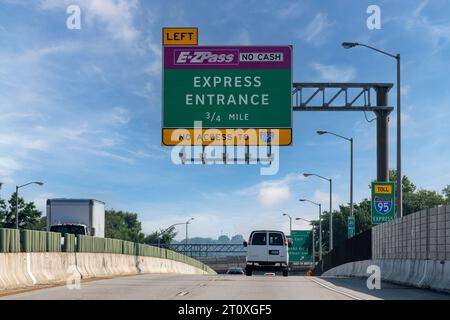 Baltimore, MD, USA, 6. Juli 2023; Fahrerperspektive auf der I-95 mit großem E-ZPass-Schild über dem Kopf für Express-Eingang auf der linken Seite, kein Bargeld akzeptiert Stockfoto