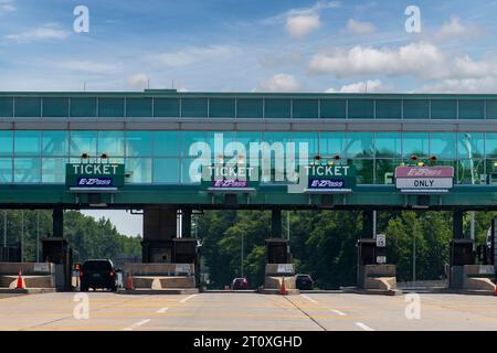 Penns Grove, NJ, USA, 6. Juli 2023; Fahrerperspektive auf der New Jersey Turnpike mautstelle auf der I-95 in nördlicher Richtung Stockfoto