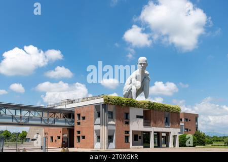 Pecciola, Italien-8. Juni 2023; gigantische Skulptur, die eine menschliche Figur darstellt der Naturaliter-Riese -Presenze- künstlerische Installation aus Zementfaser Stockfoto