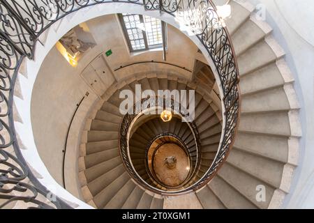 Verona, Italien, 12. Juni 2023; Vogelperspektive auf die helikoidale Steintreppe, die vom Untergeschoss bis zum obersten Stockwerk des Palazzo Maffei führt, heute ein Stockfoto