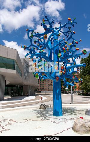 Rom, Italien-10. Juni 2023; MAXXI Nationalmuseum für zeitgenössische Kunst und Architektur des 21. Jahrhunderts, entworfen von Zaha Hadid und Brunnen Brainforest B. Stockfoto